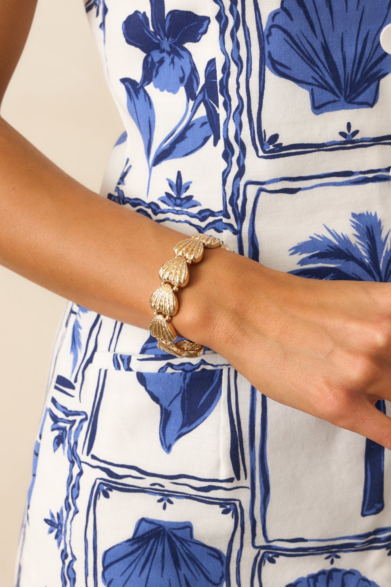 Chasing Tides Gold Textured Seashell Bracelet