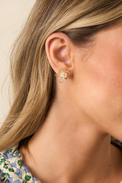 Honeybee's Delight Gold & Ivory Pearl Flower Earrings