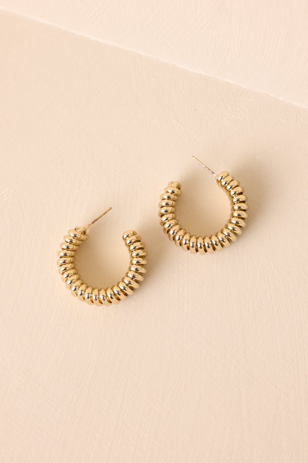 Catch Me If You Can Ribbed Gold Hoop Earrings